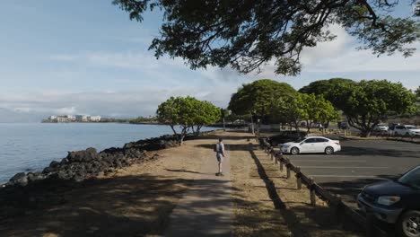 Electric-skateboarder-cruising-down-the-coastal-recreation-path-in-Lahaina,-Maui