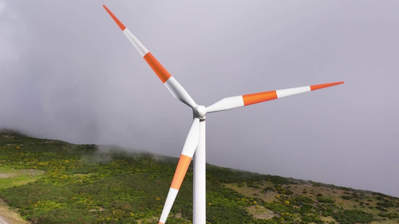 Vista aerea da drone in allontanamento delle pale rotanti di una turbina eolica sull'isola di Madeira