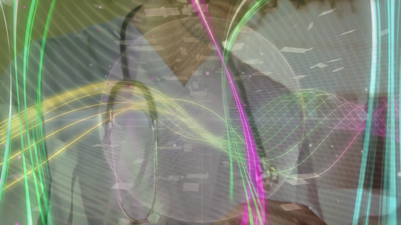 animación de patrones abstractos multicolores en todo el mundo contra un médico biracial usando una tableta digital