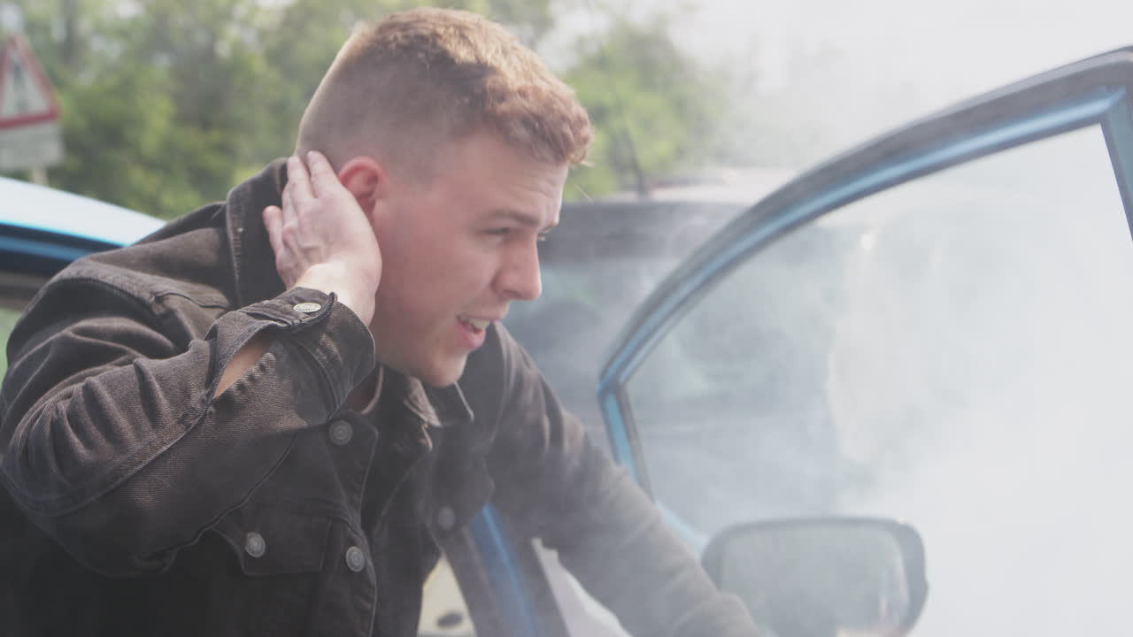 남자 와 여자 운전자 들 이 자동차 사고 를 당한 후 자동차 에서 내려오고 있다