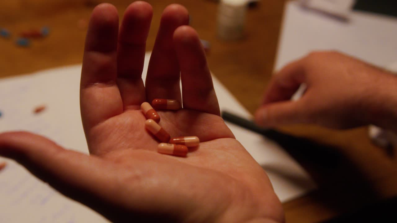 Una mano tiene delle pillole, simboleggiando il concetto di salute e farmaci