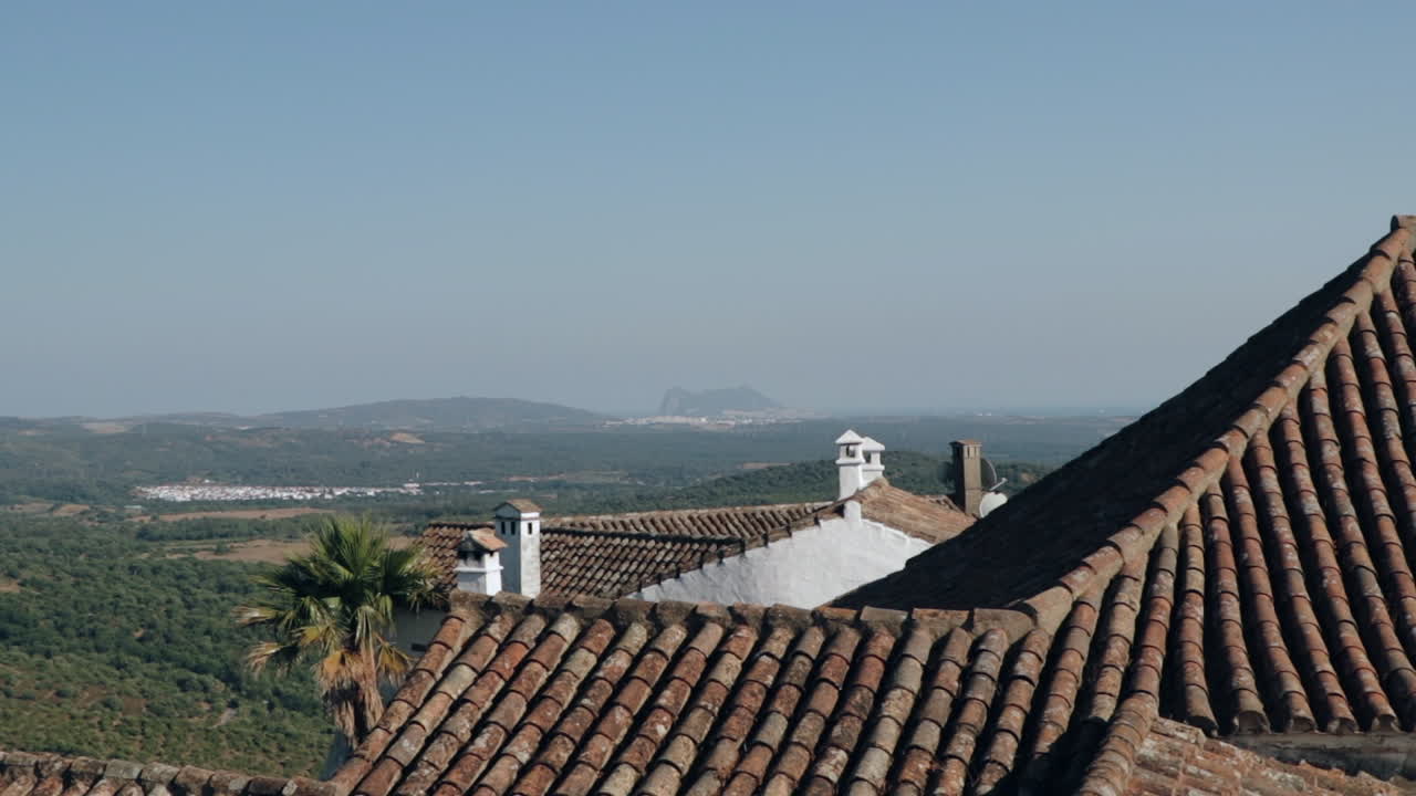 vista desde el viejo castillo a gibraltar con cielo azul en cámara lenta
