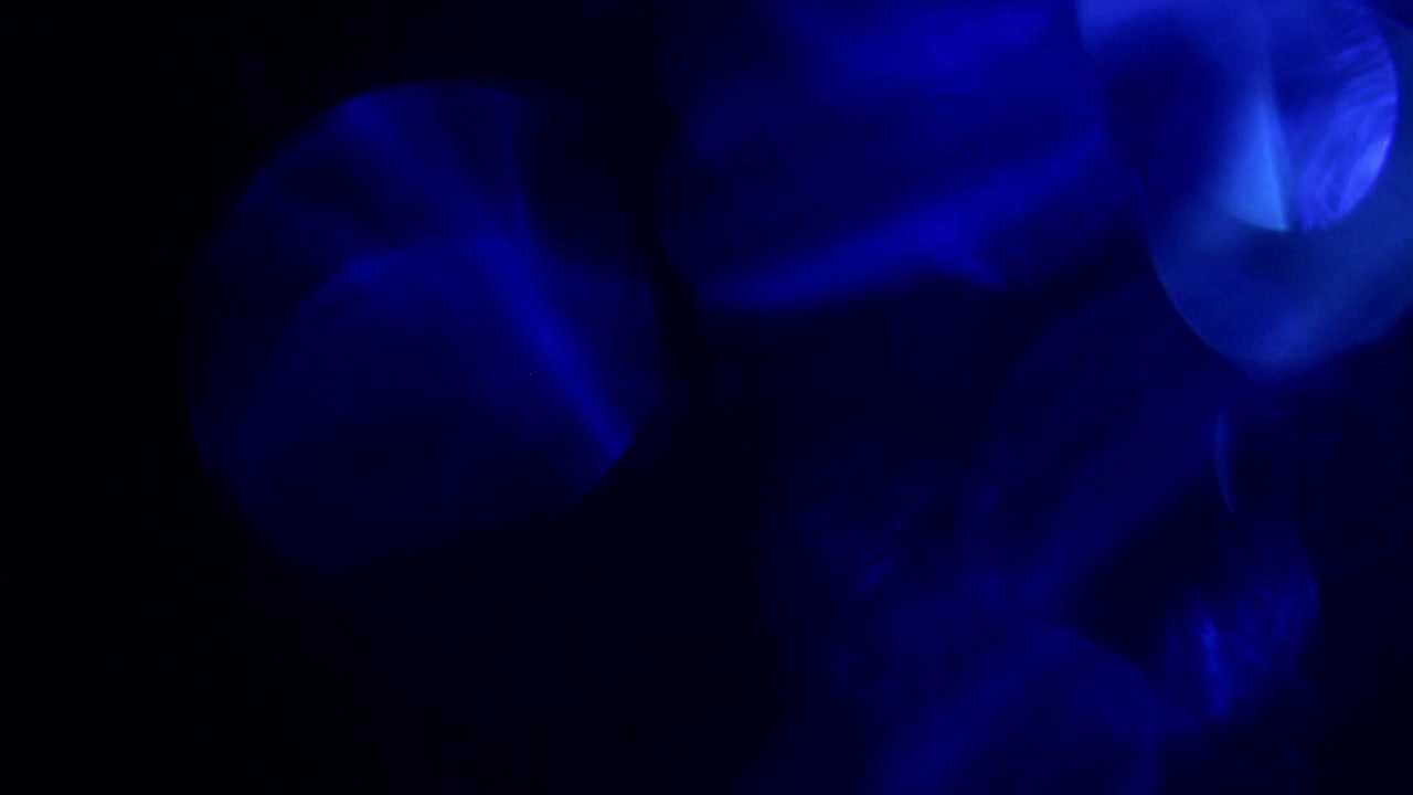 Perdite di luce blu astratte e bokeh su sfondo scuro