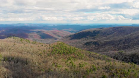 video aéreo de drones de 4k de los acantilados de la cala perdida en la avenida blue ridge cerca de linville, nc