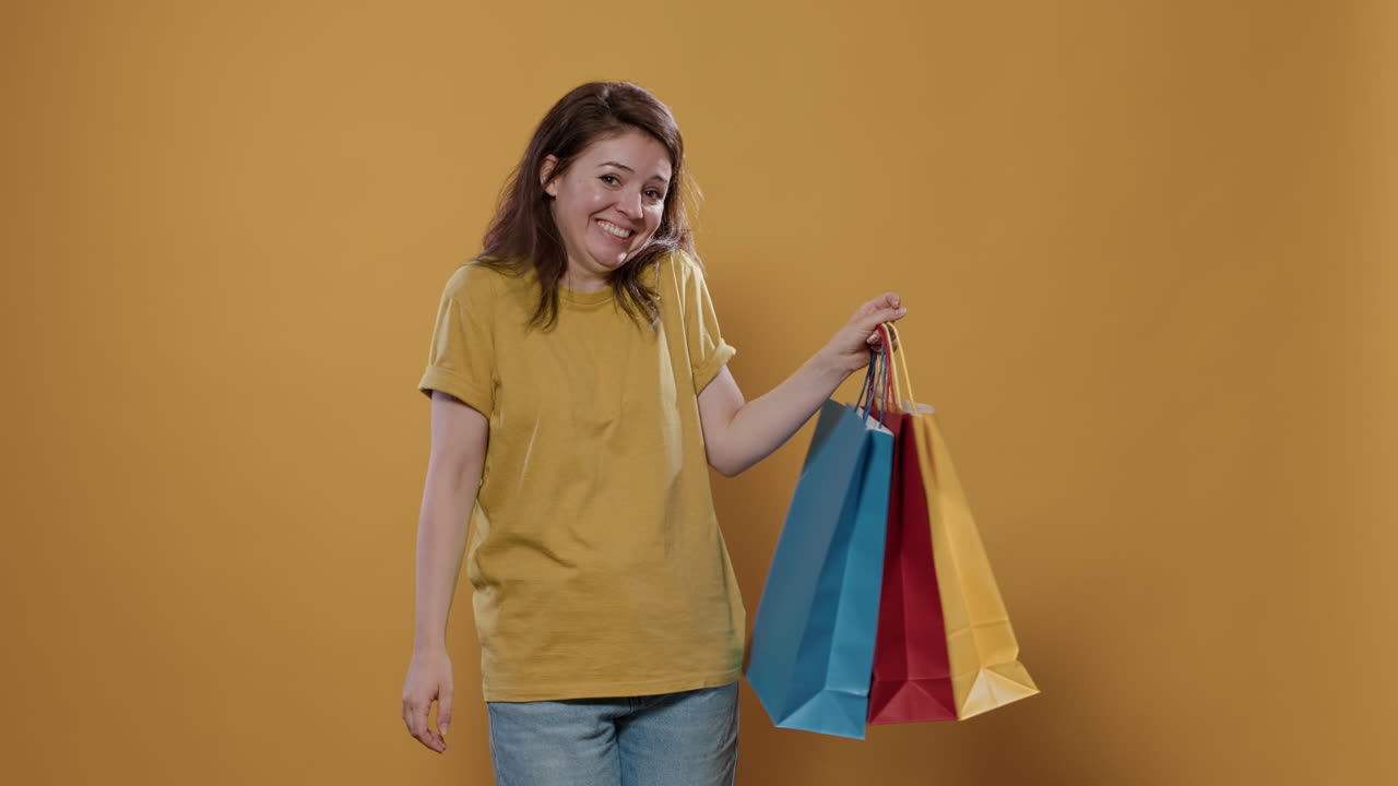 쇼핑 가방 을 들고 있는 여자