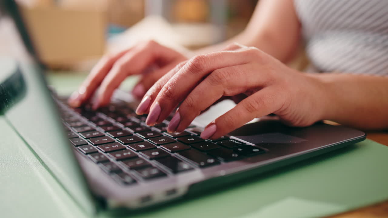 Primo piano di mani che digitano sulla tastiera di un portatile