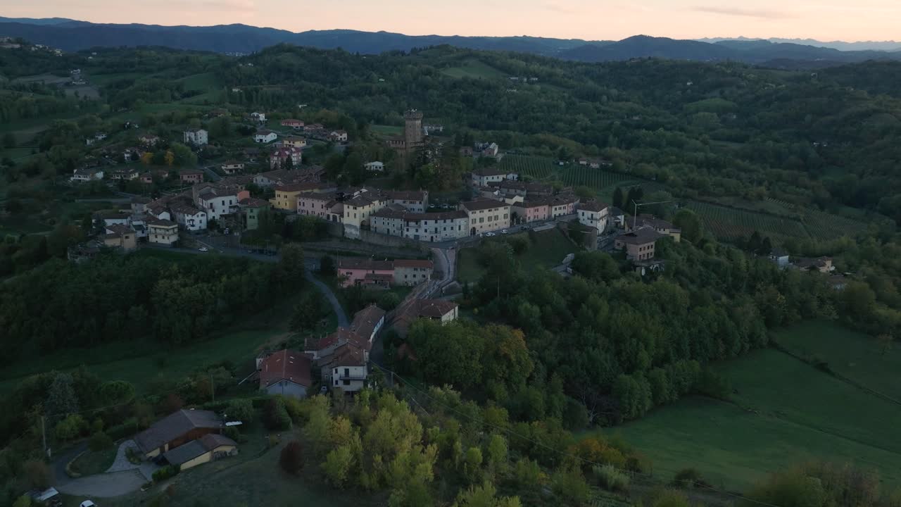 vista aérea de piamonte, la histórica ciudad de carpeneto y el palacio del norte de italia al atardecer.