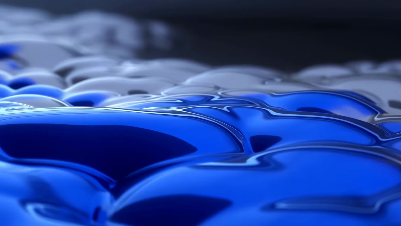 Primo piano di una forma astratta lucida simile a un liquido con forme arrotondate riflettenti, luce blu sulla sinistra e uno sfondo scuro sfocato che crea un aspetto futuristico.
