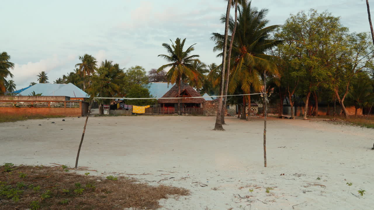 simple campo de fútbol rural situado en un pueblo costero en áfrica