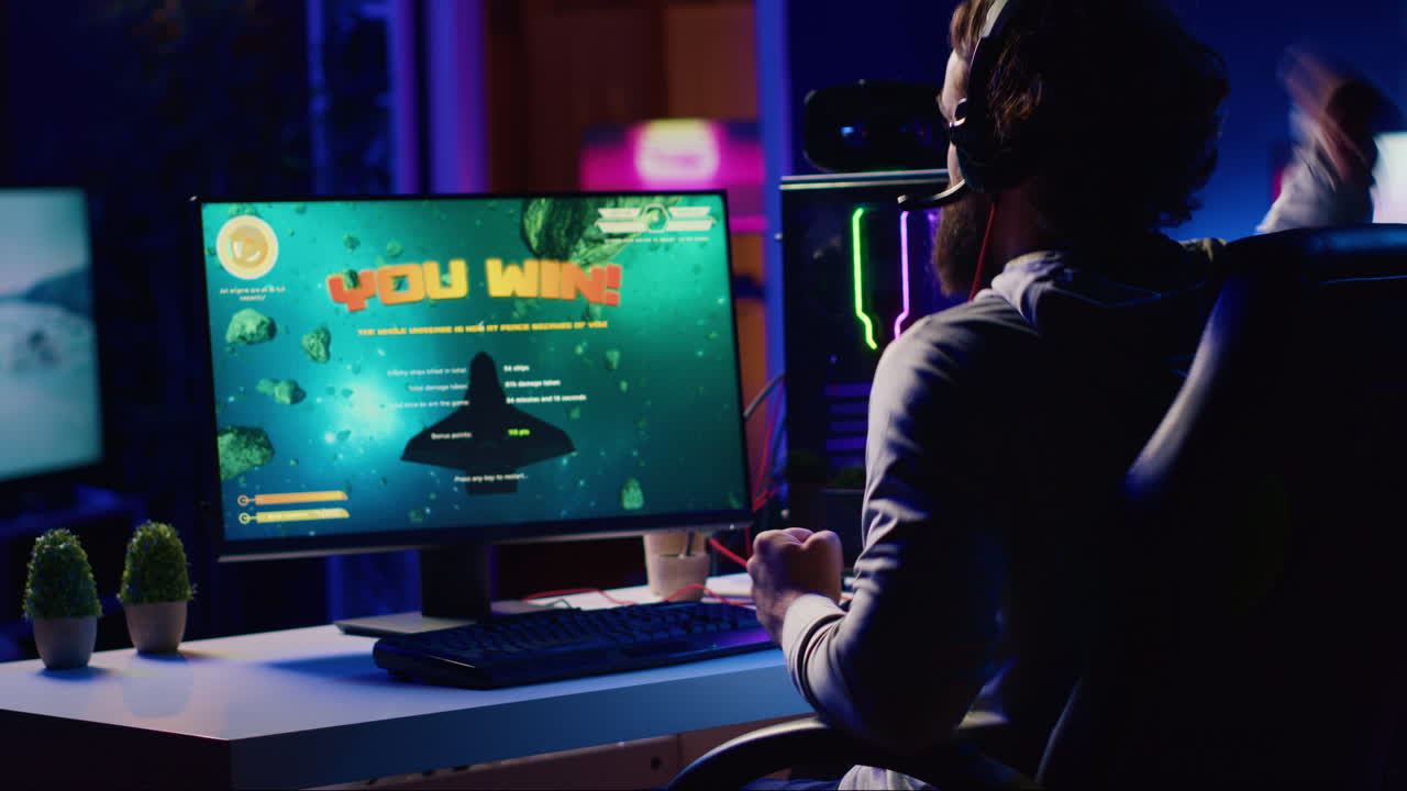 모든 적의 우주선을 파괴하고 레벨을 이긴 후 축하하는 행복한 게이머