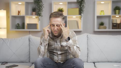 hombre con dolor de cabeza.