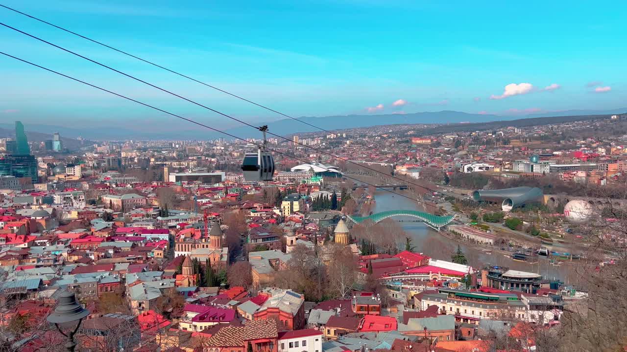 vista superior de tbilisi. el teleférico va cuesta abajo.