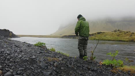 Flyfisher-Lanzando-Bajo-La-Lluvia,-Islandia