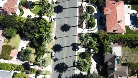 Toma-Aérea-Ascendente-De-Casas-De-Lujo-En-Un-Barrio-De-Beverly-Hills,-California