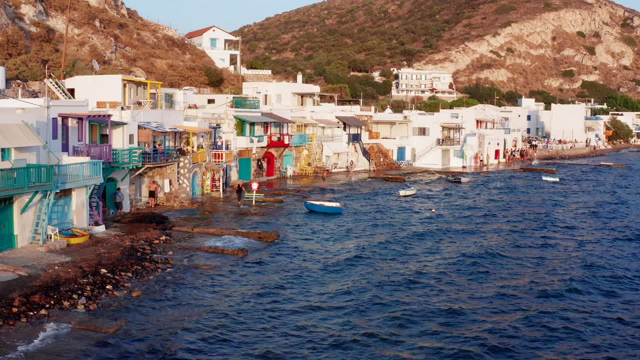 primer plano de la arquitectura de la casa colorida en la playa del pueblo de klima en la playa de milos
