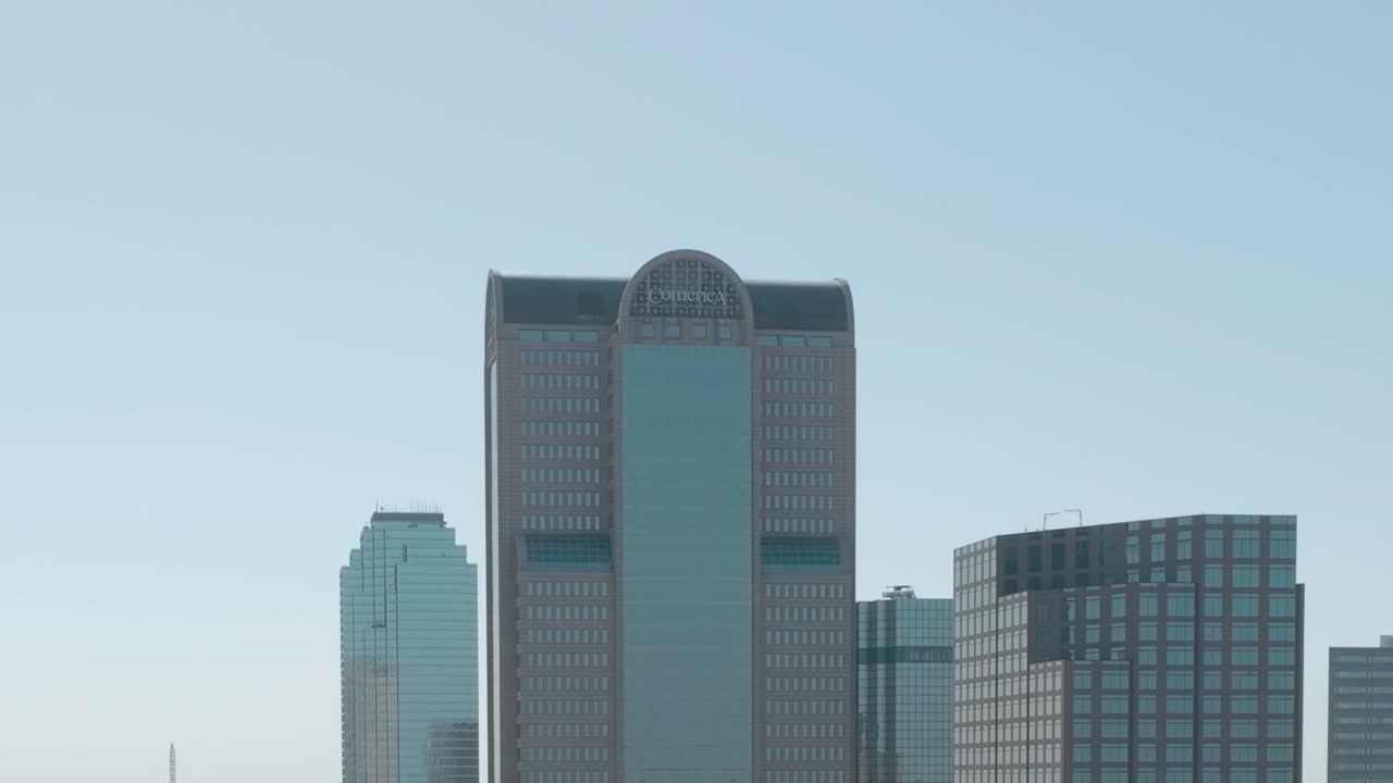 晴れた日のダラスのダウンタウンの建物を上から撮影