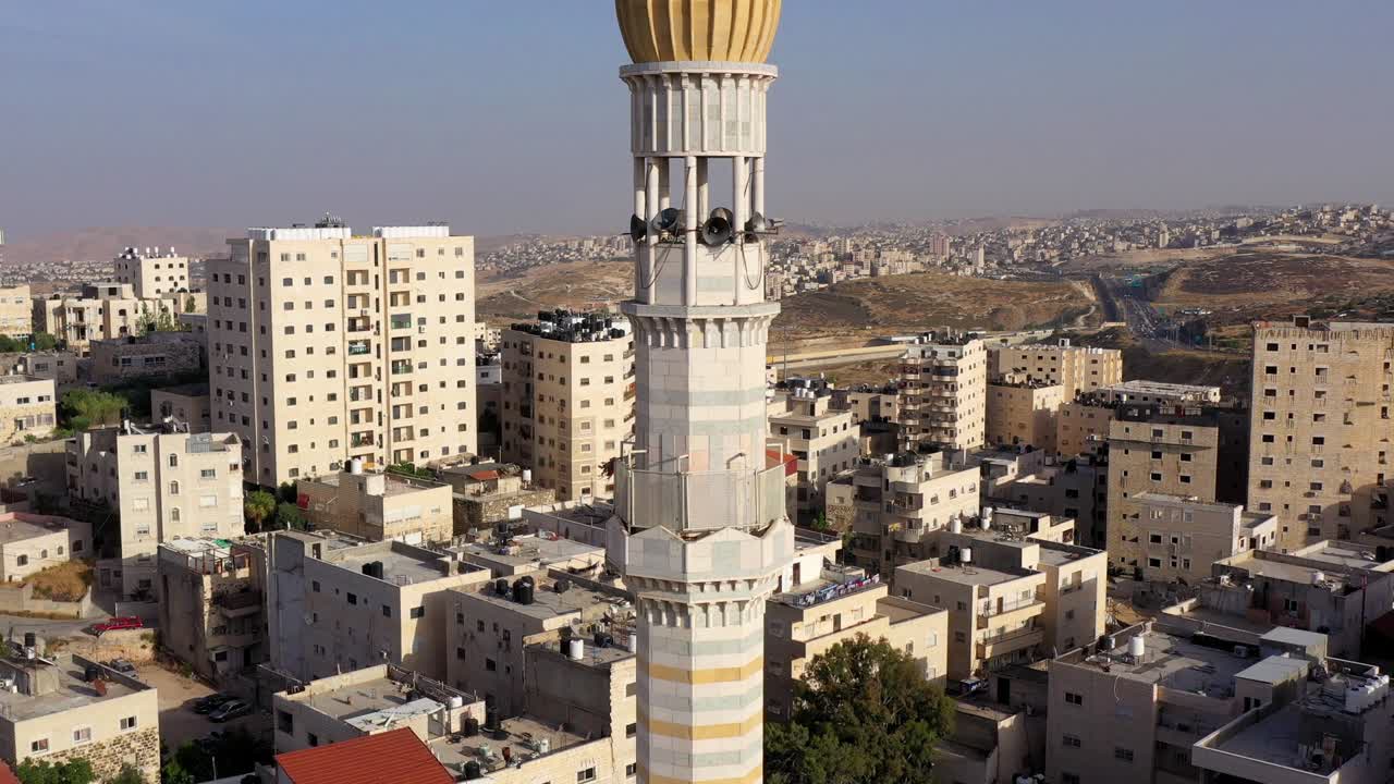 안타 난민 캠프의 모스크 타워 미나, 푸른 하늘에 예루살렘 - 공중