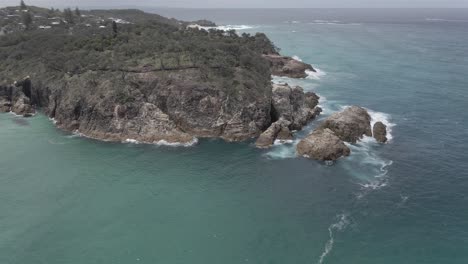 Headland-Park-And-Gorge-Walk-Near-South-Gorge-Beach---Blue-Sea-Waves-In-Summer---QLD,-Australia