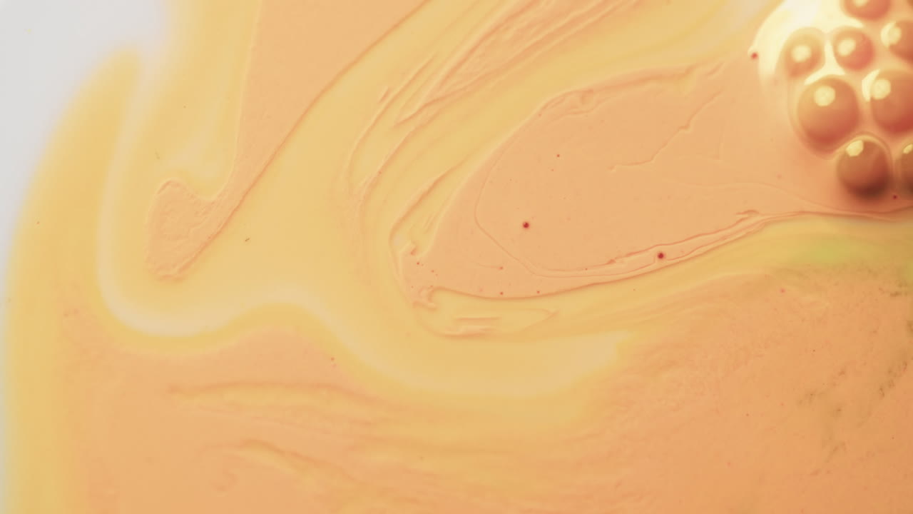 video de primer plano de tinta amarilla y blanca en el agua con espacio para copiar