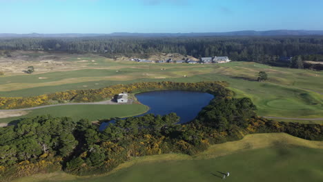 Vista-Aérea-Escénica-Del-Famoso-Campo-De-Golf-Bandon-Dunes