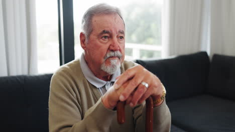 bastón, apoyo y pensamiento con el anciano en el sofá
