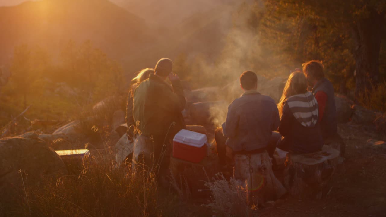 한 무리의 친구가 모닥불 주위에 서 있다