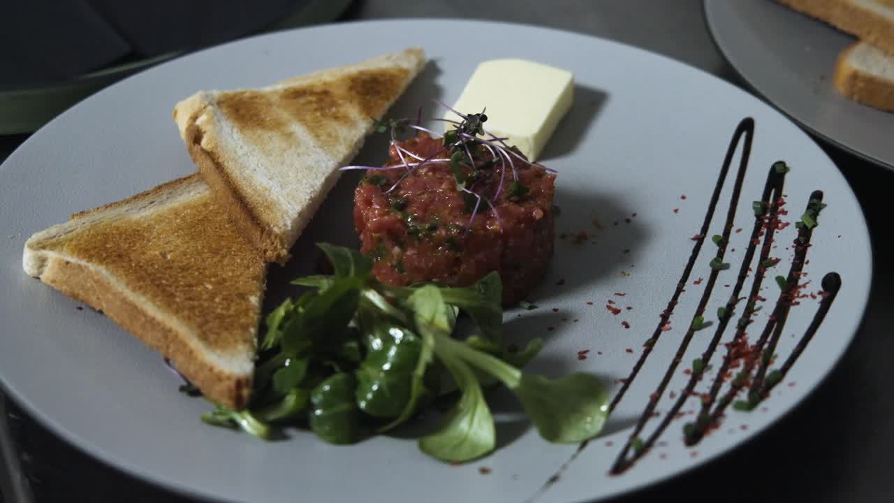 exquisita presentación de tartar de carne fresca en un plato