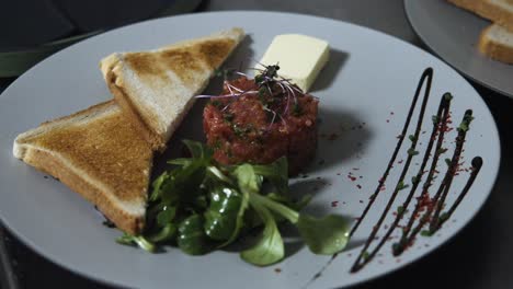 Exquisita-Presentación-De-Tartar-De-Ternera-Fresca-En-Un-Plato