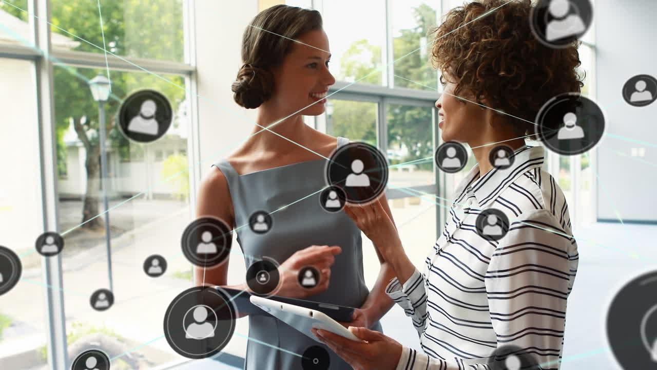 animación de la red de conexiones con personas iconos sobre diversas mujeres de negocios que utilizan tableta