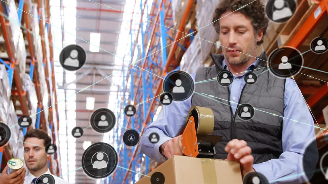 анимация сети соединений с иконами над кавказским мужчиной-работником на складе