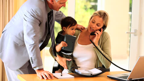 Mujer-Que-Lucha-Por-Hacer-Trabajo-De-Oficina-Con-Un-Bebé-En-El-Regazo