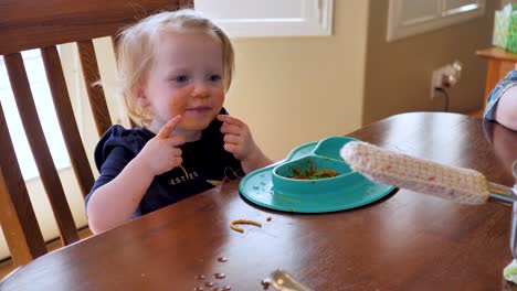 Entzückendes-Kleines-Mädchen,-Das-Spaghetti-Mit-Der-Soße-Im-Ganzen-Gesicht-Isst
