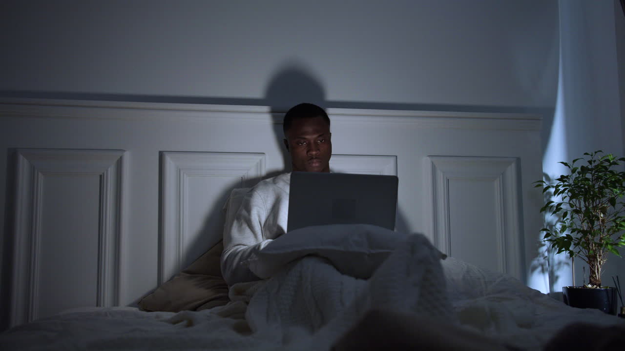 침대에 누워 있는 젊은 남자