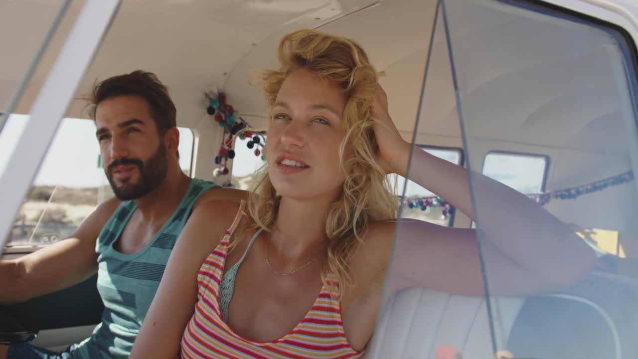 캠퍼 밴 4k에 앉아있는 젊은 성인 커플