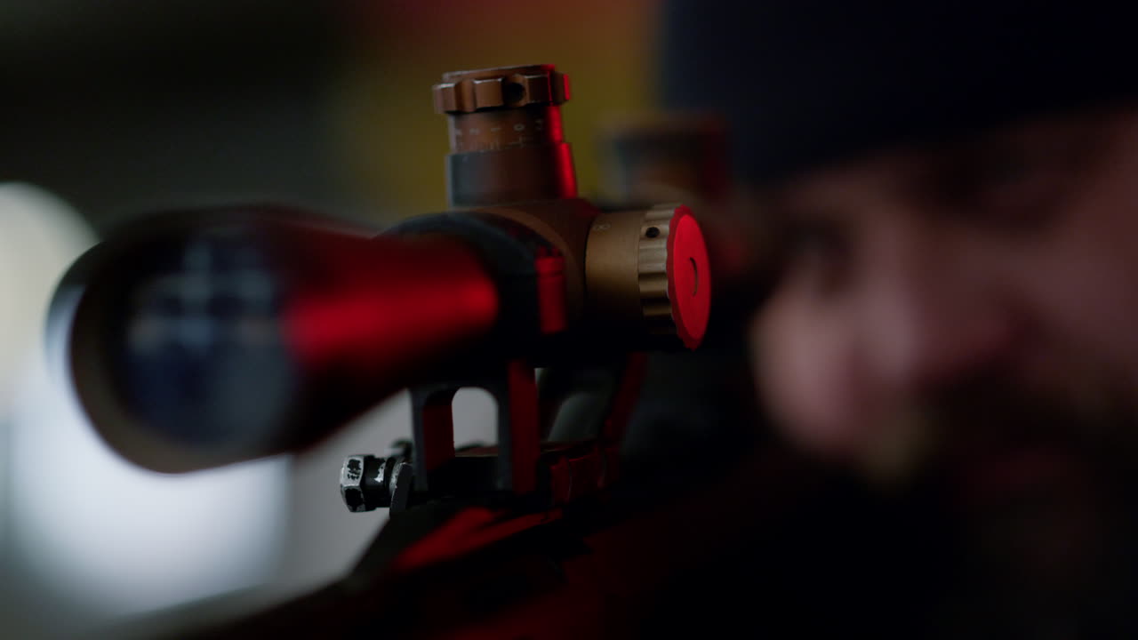 un asesino a sueldo con un rifle en posición.