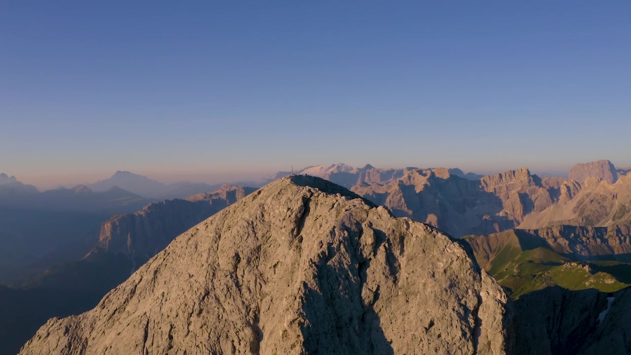 Epica e ripida vetta del monte Plose Peitlerkofel in Alto Adige durante l'ora d'oro, vista aerea su una maestosa catena montuosa all'alba
