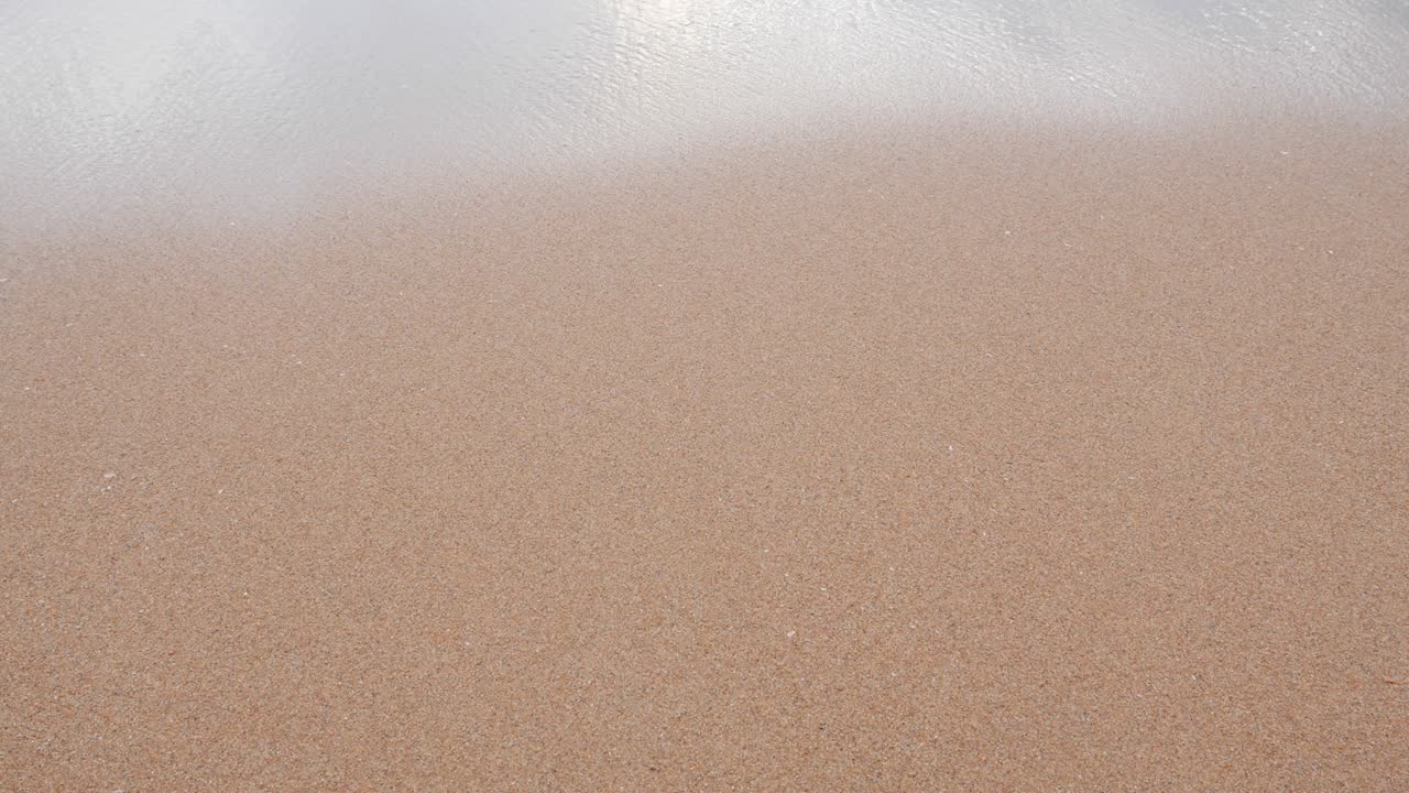 깨한 해변과 바다 파도의 아름다운 자연