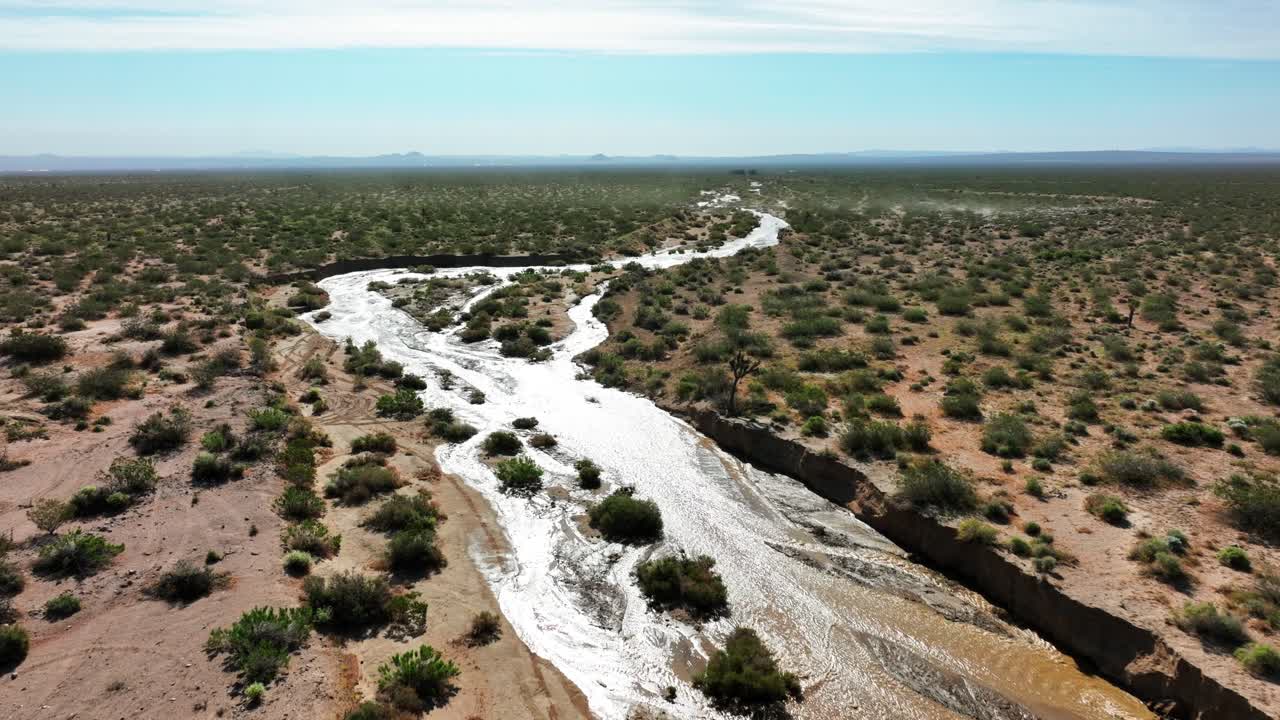 Volo basso su Cache Creek nel deserto del Mojave - Drone FPV