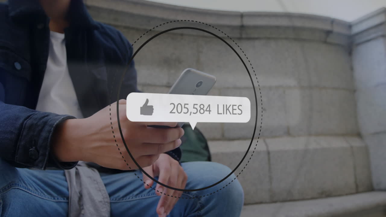 animación de números cambiantes, iconos en la barra de notificaciones, círculos, hombre biracial usando un teléfono inteligente