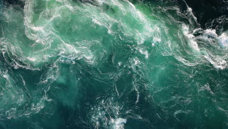 las olas azules de agua del río y el mar se encuentran durante la marea alta y la marea baja.