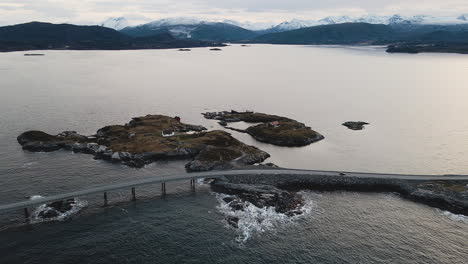 Küstenlandschaft-Mit-Autofahren-Verläuft-Durch-Einen-Archipel-An-Der-Atlantikstraße-In-Der-Grafschaft-Norwegen