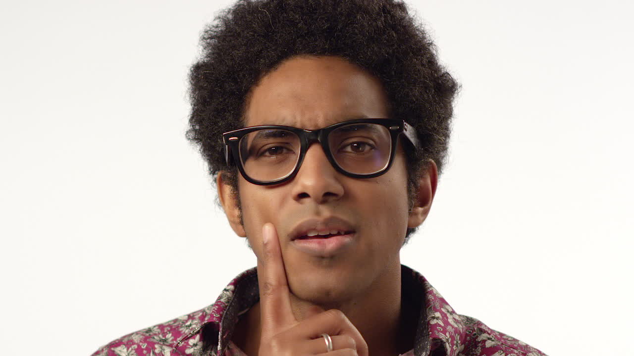 cerrar confundido joven pensando