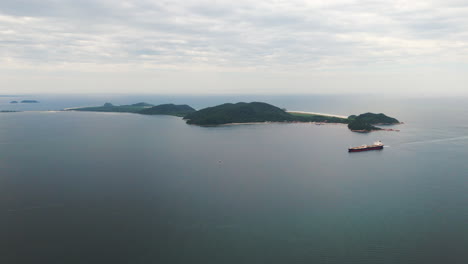 Gran-Buque-De-Carga-Navegando-Cerca-De-La-Costa-De-Ilha-Do-Mel,-La-Bahía-De-Paranagua,-Estado-De-Paraná,-Brasil