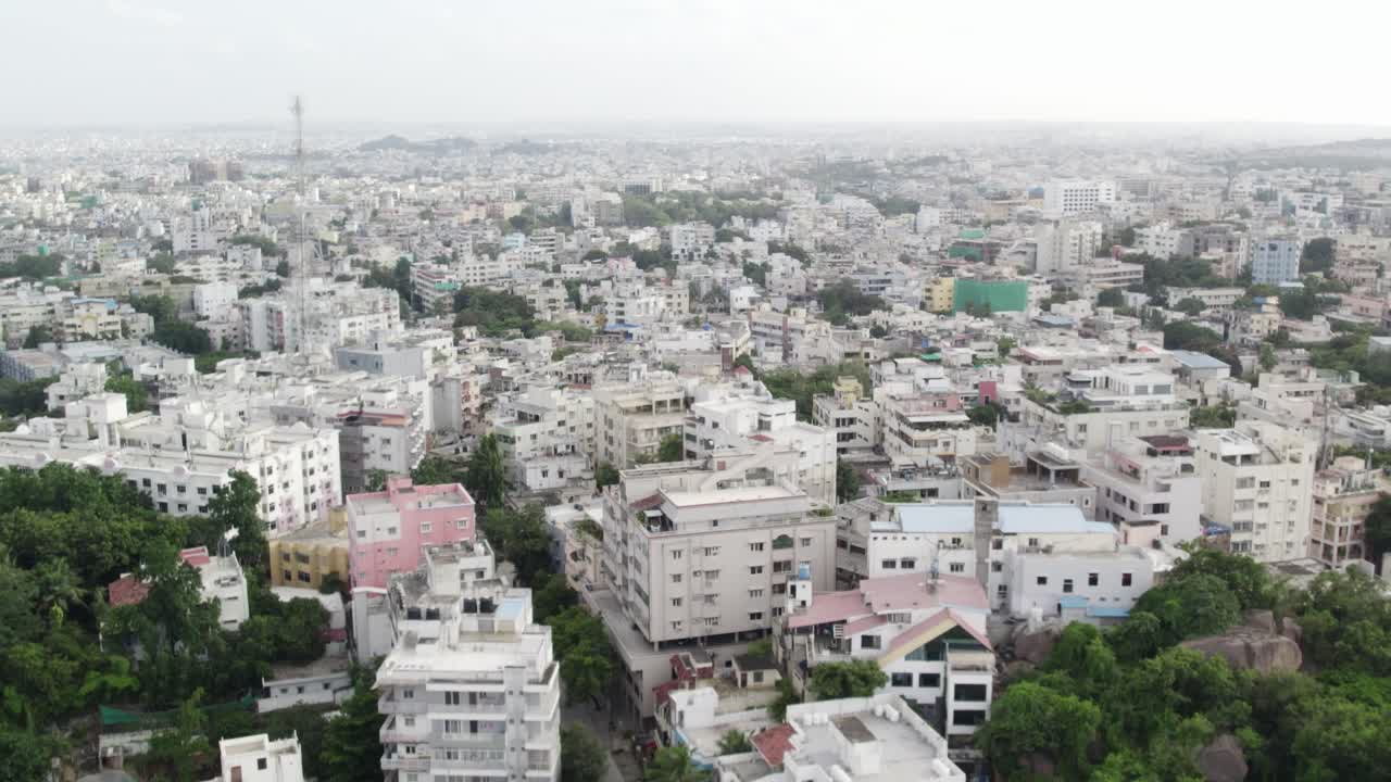 Riprese aeree in risoluzione 4K di una città in India. Mattina in una zona residenziale della città.