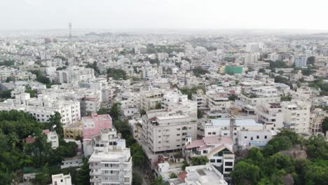imágenes aéreas en resolución 4k de una ciudad de la india por la mañana en un área residencial de la ciudad