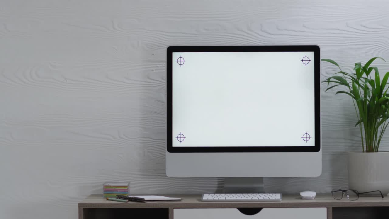 사무실 에서 복사 공간 을 가진 나무 테이블 에 있는 컴퓨터 의 비디오