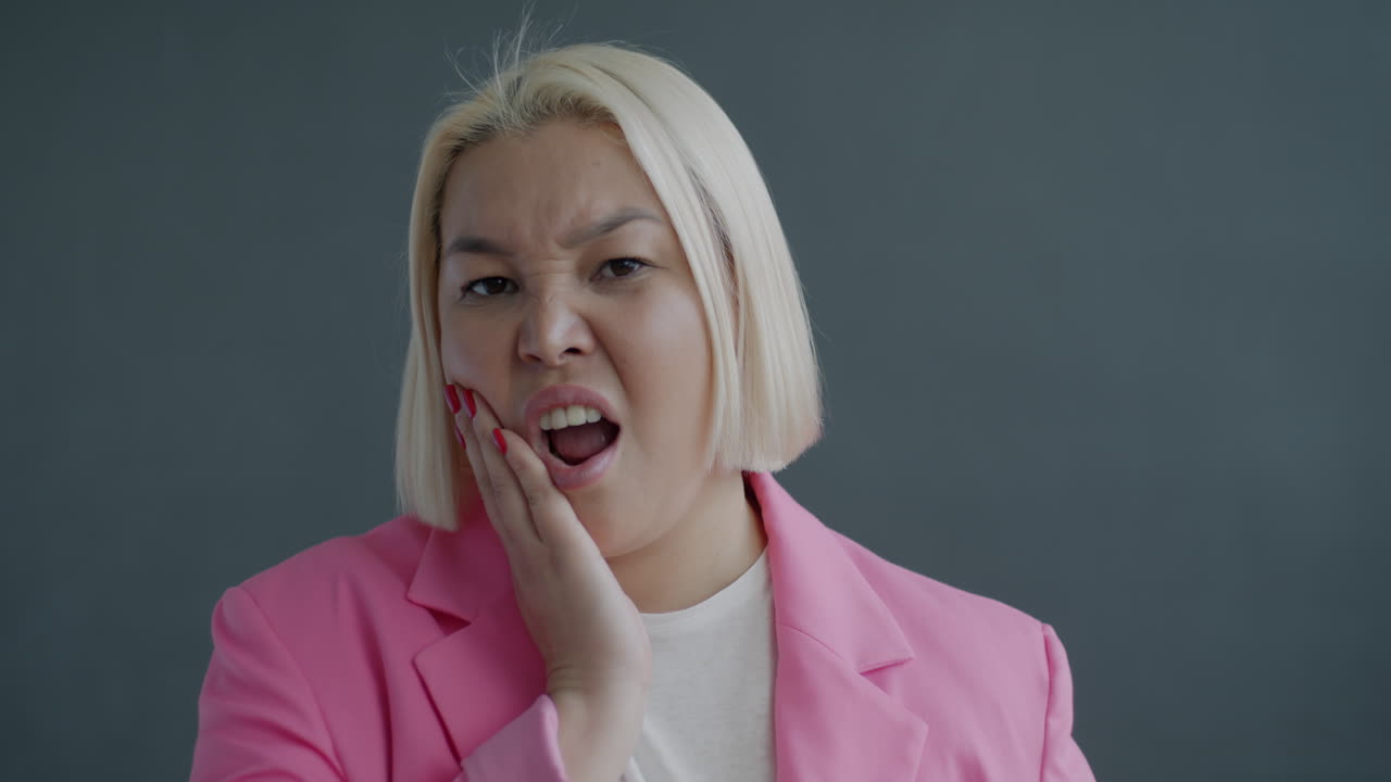 mujer con dolor de dientes