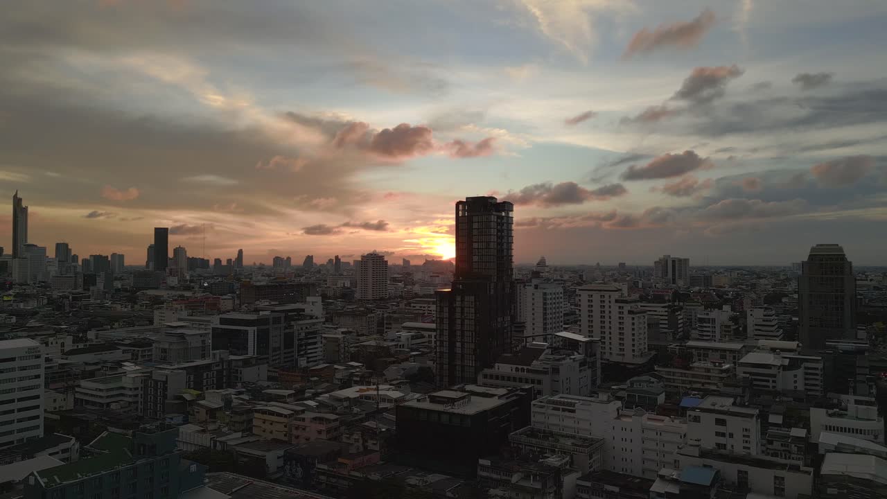 Pôr do sol, os últimos raios do dia sobre a metrópole