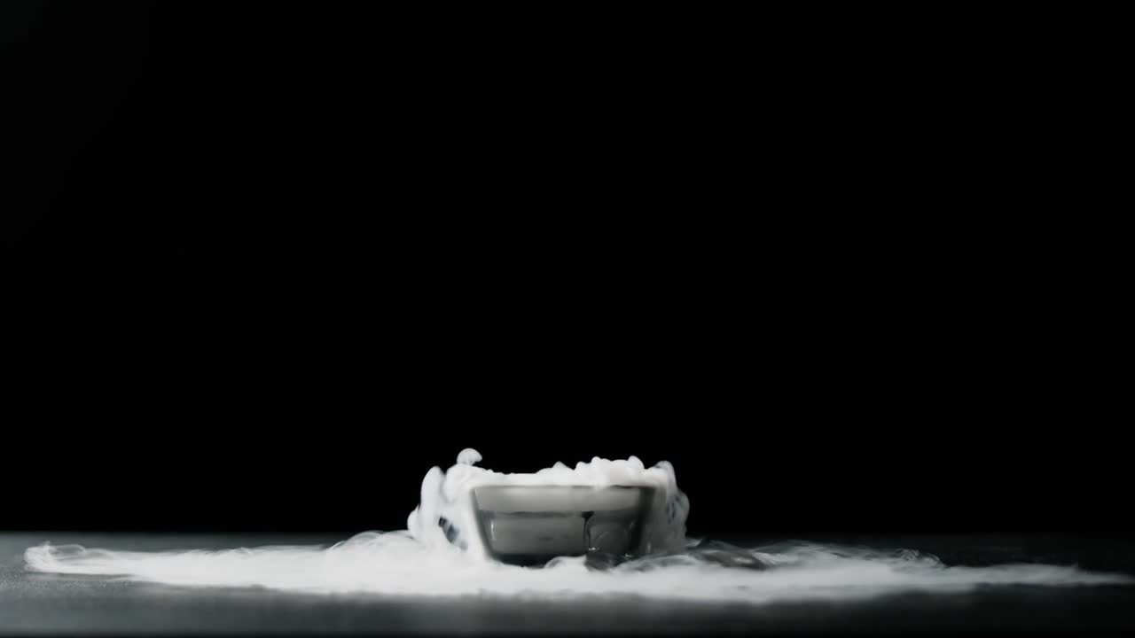 고립 된 밀도 높은 액체 질소 가스 플럼이 퍼져 있으며, 검은색 바탕입니다.