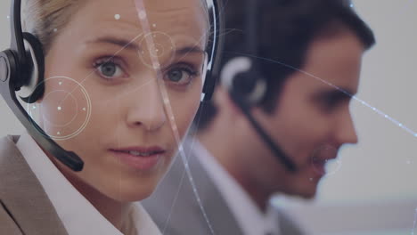animación de una red de conexiones sobre una mujer de negocios caucásica con auriculares.